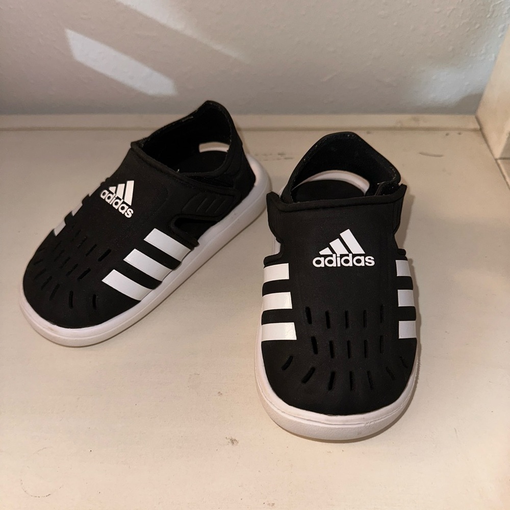 Toddler water/swim shoes, Size 6c, Black/White.